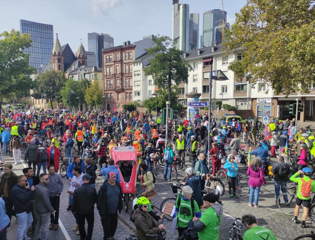 Tausende RadlerInnen am Mainkai in Frankfurt